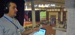 Albert-de-Interprete-en-un-congreso