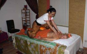 mujer tailandesa haciendo un masaje